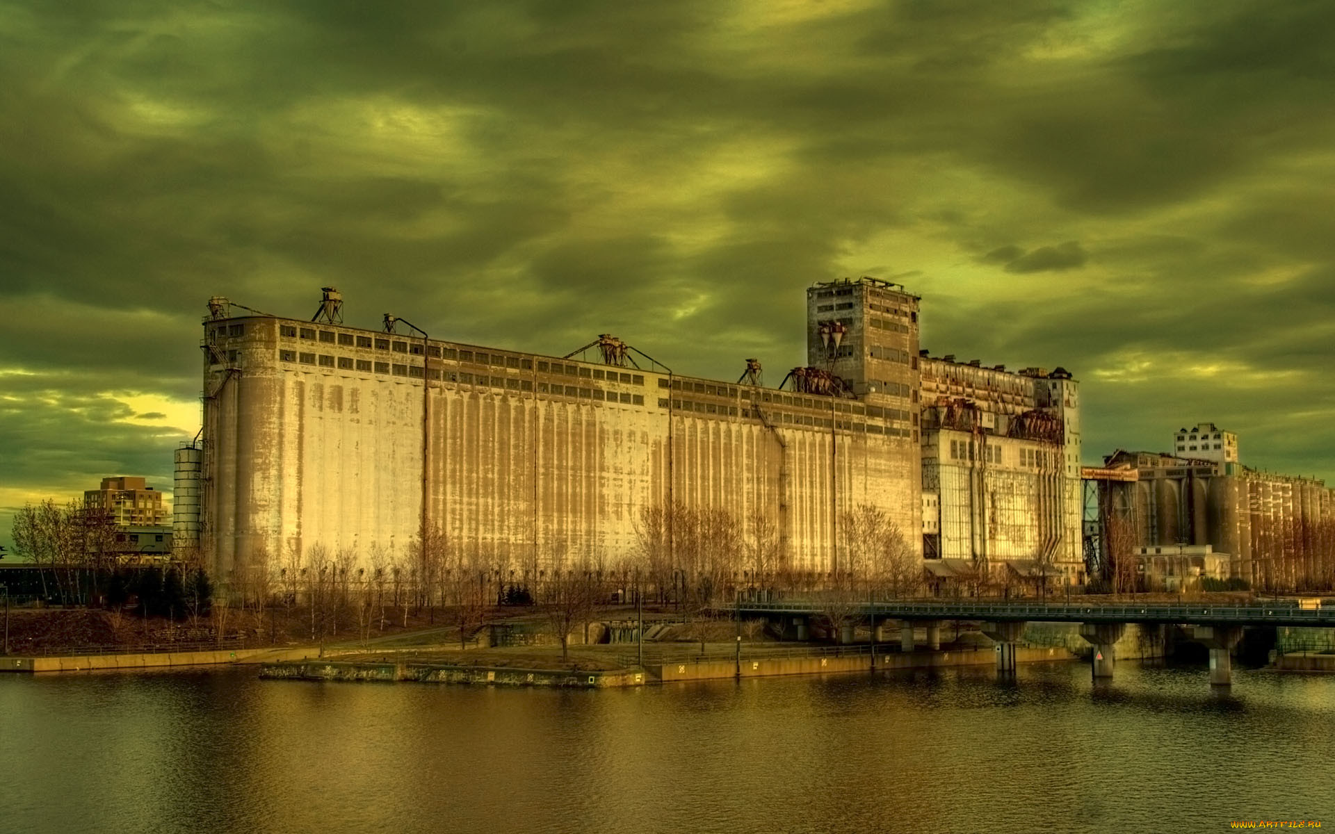 Industrial river. Фотографии зданий. Обои архитектура. Индастриал город. Обои на рабочий стол завод.